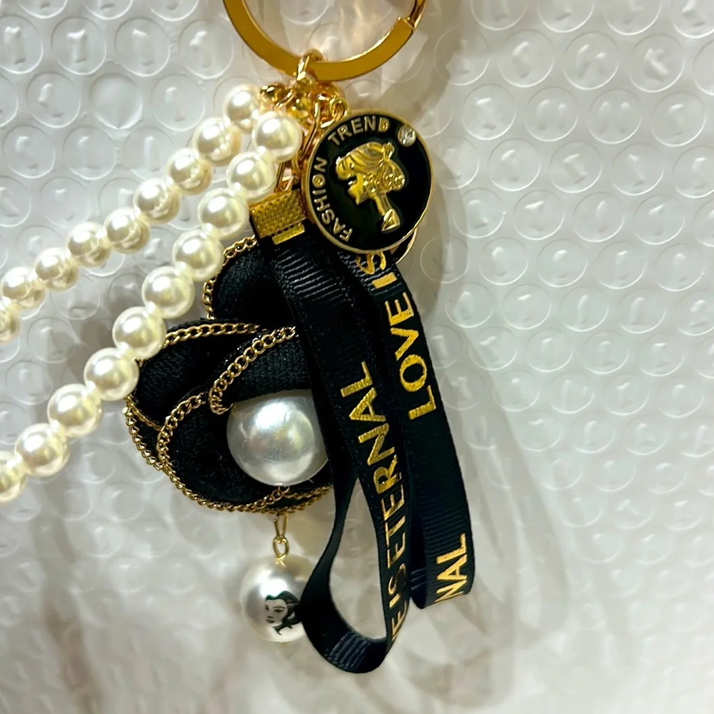 NWT Flower Pearl Elegant Keychain or Handbag Charm no matter how you wear it 🔥 - Picture 7 of 14